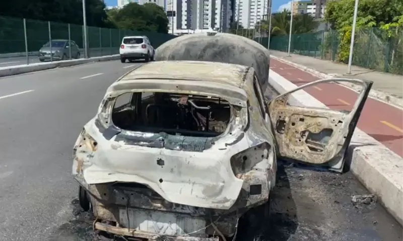 Carro pega fogo na Via Mangue, na Zona Sul do Recife.
