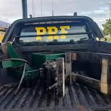 Homem é preso pela PRF com máquina agrícola furtada em Caruaru.