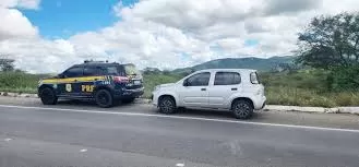 Carro roubado em Recife é recuperado no dia seguinte pela PRF em Caruaru.