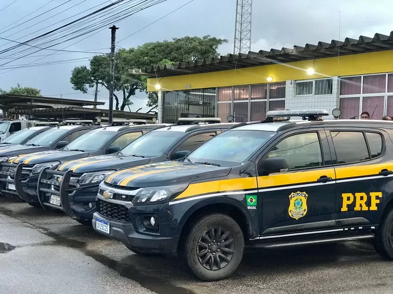 Suspeitos de furtar pneus de carro envolvido em sinistro são detidos pela PRF na BR 101.