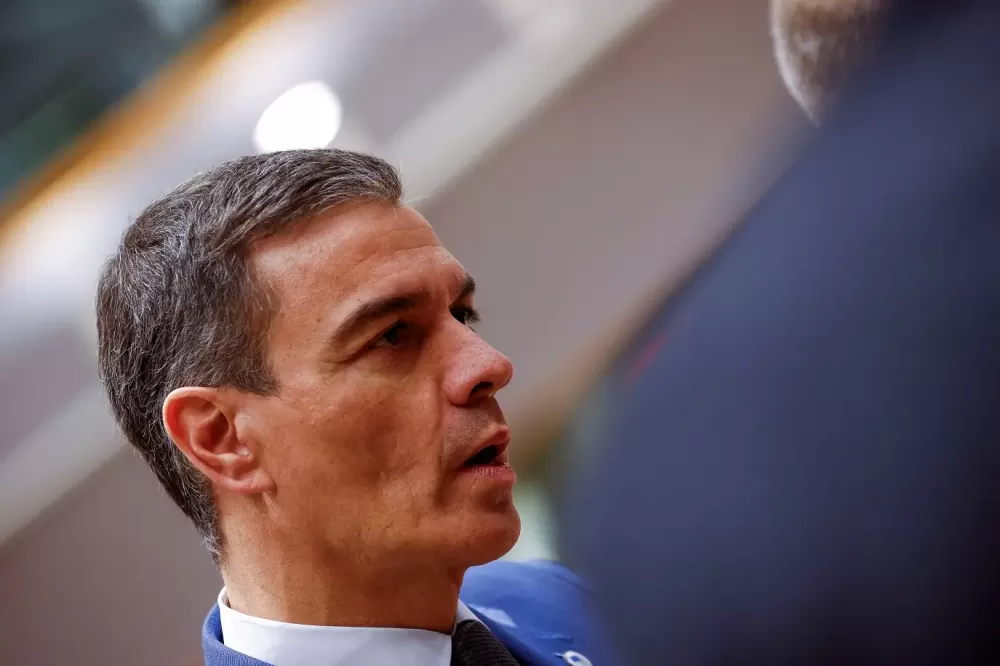 Premiê da Espanha anuncia restabelecimento parcial da eletricidade após apagão.