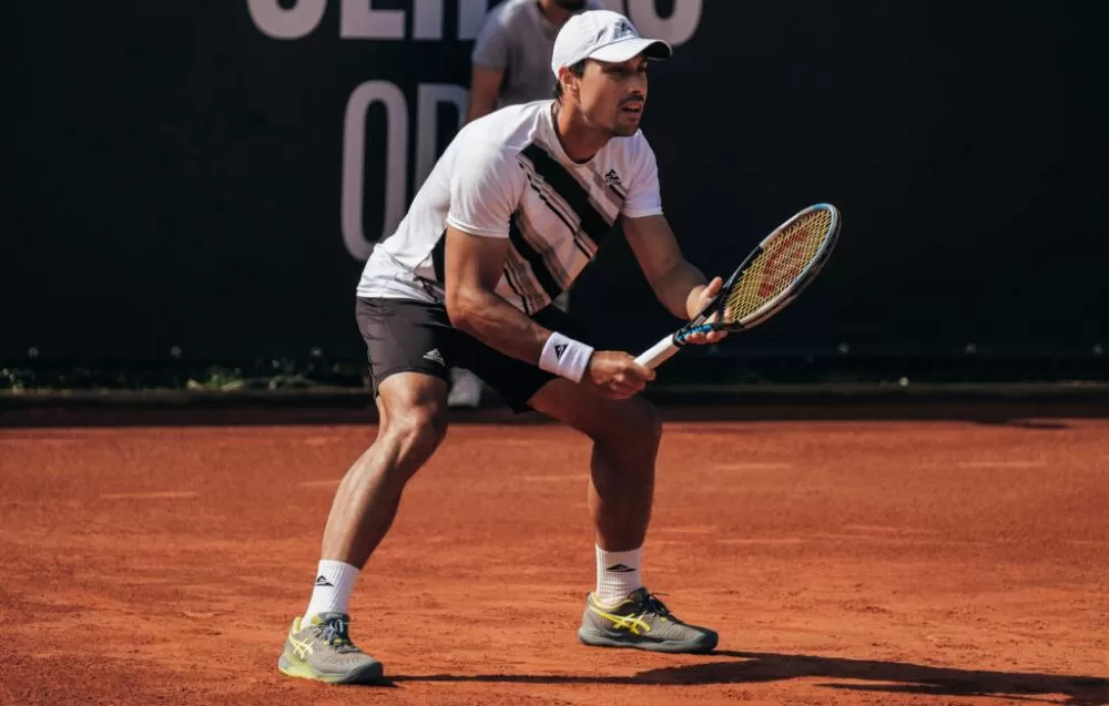 Tenista brasileiro fica preso no elevador após queda de energia na Espanha.