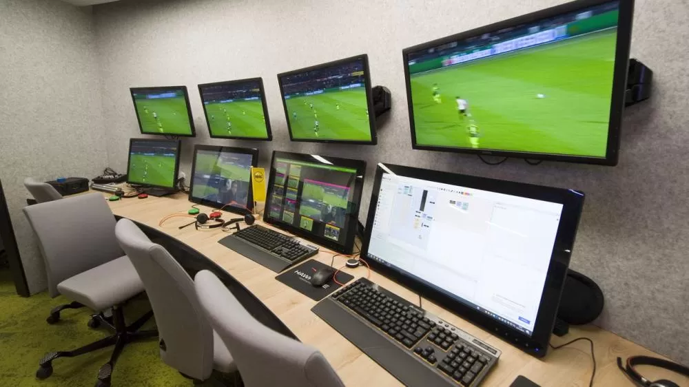 Árbitro se recusa a olhar o VAR e jogadores abandonam o campo.