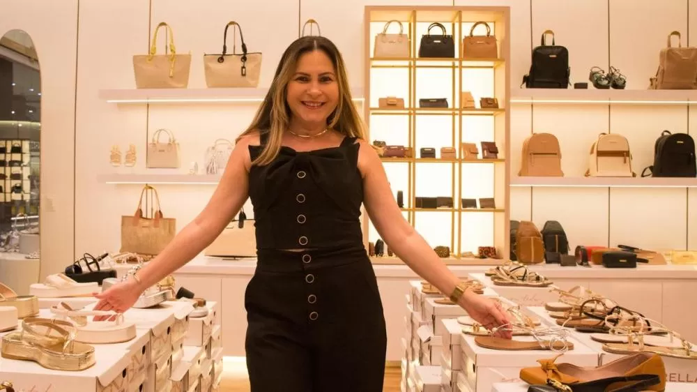 Empreendedora cearense começou com estoque no banheiro e hoje vende 5 mil pares de sandálias por mês.