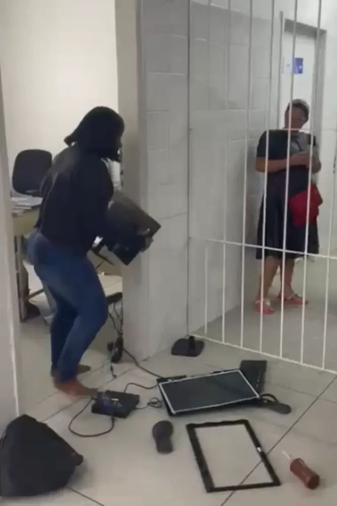 Vídeos: paciente é detida por promover quebra-quebra e causar tumulto em posto de saúde.