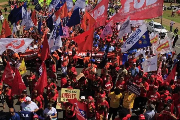 Marcha da Classe Trabalhadora cobra fim da escala 6×1 e isenção do IR.
