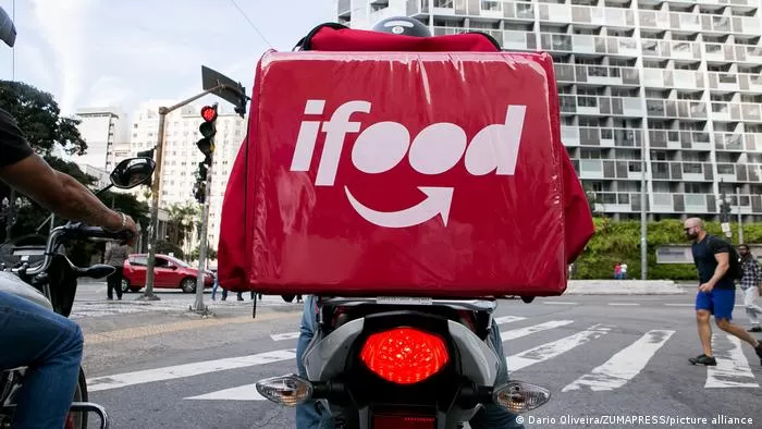 iFood anuncia aumento no valor mínimo pago a entregadores de moto e bicicleta