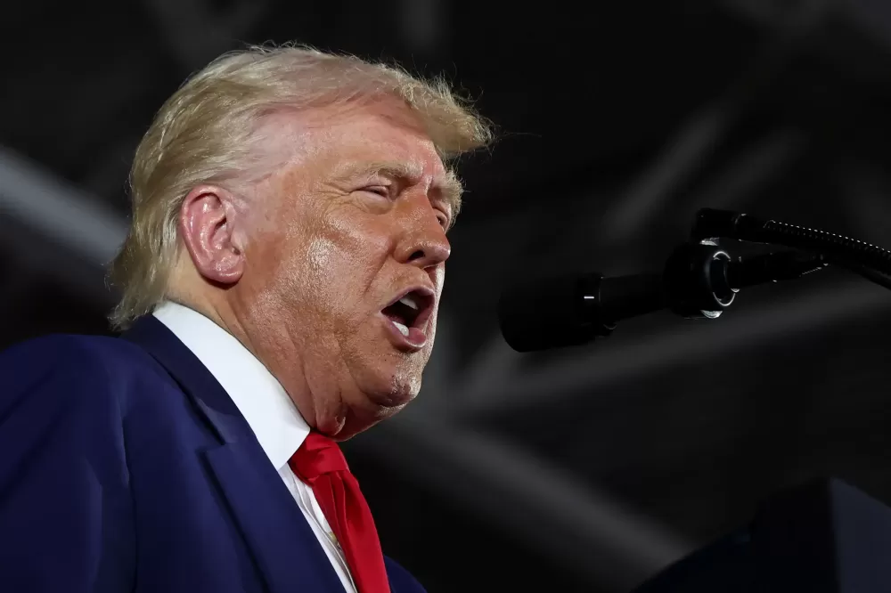 Trump luta para explicar dados econômicos fracos dos EUA após 100 dias de governo.