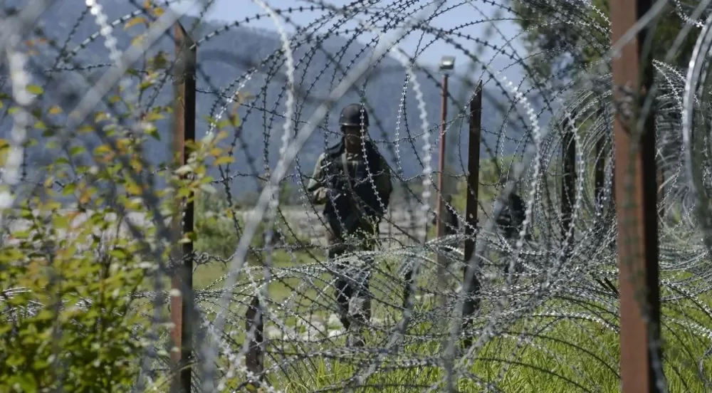 Índia pede justiça após ataque na Caxemira e tensão crescente com Paquistão.