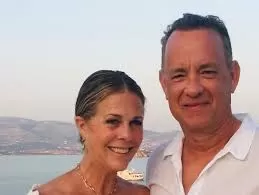 Mudaram muito? Tom Hanks celebra 37 anos de casamento Rita Wilson.