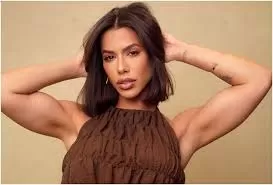 Larissa Tomásia reage aos elogios de axilas saradas e revela segredo: 'Ando com a balança debaixo do braço'.