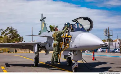 Caça adquirido pelo Brasil surpreende F-15 dos EUA em combate simulado.