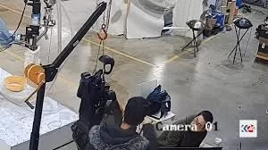 Vídeo: robô 'ataca' homens que o controlavam em fábrica.