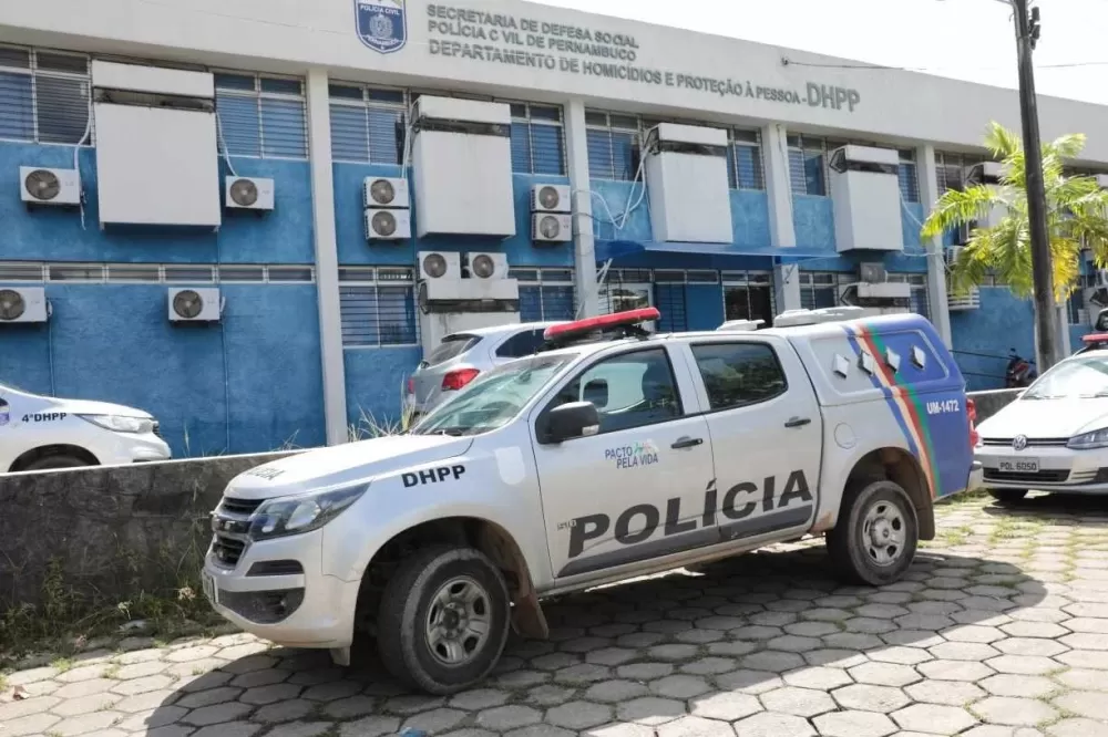 Jovens de 15 e 17 anos são executados a tiros no meio da rua e garoto de 16 anos fica ferido.