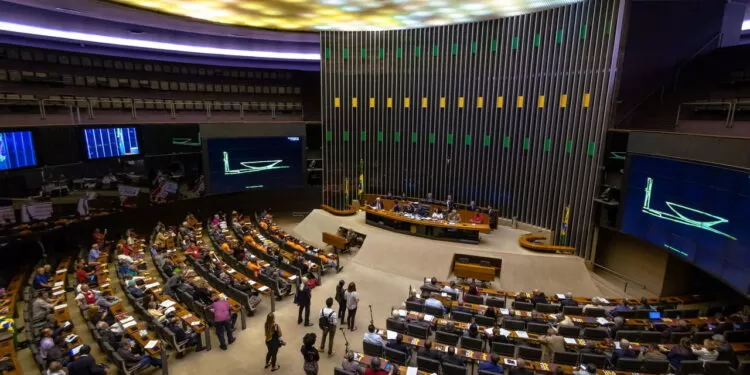 O governo deu 48 horas para 5 plataformas como Instagram e YouTube remorem conteúdos proibidos.