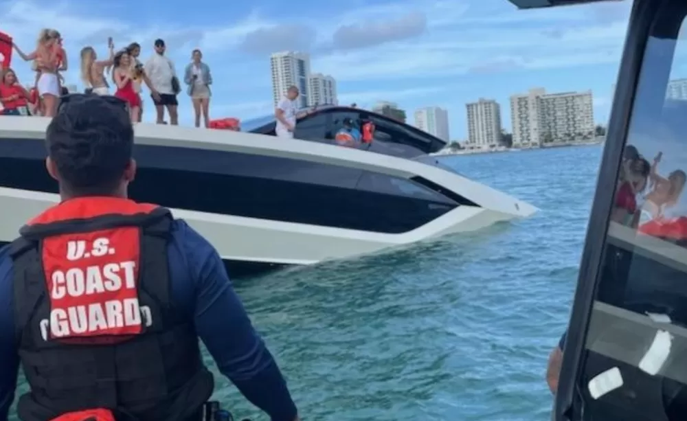 Iate naufraga em Miami e 32 pessoas são resgatadas.