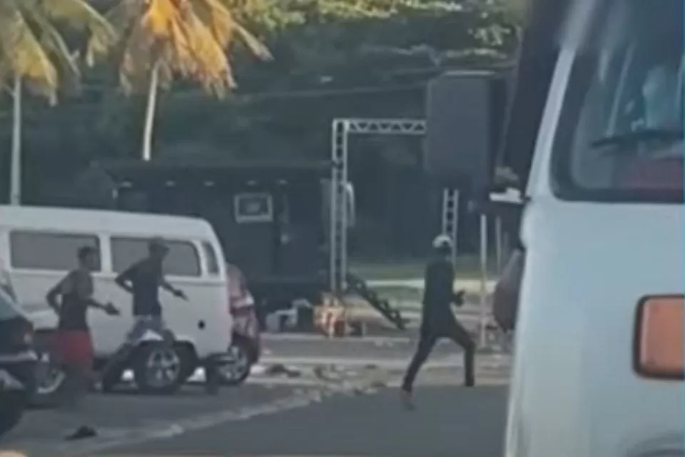 Criminosos são flagrados atirando para o alto na praia de Itapuama.