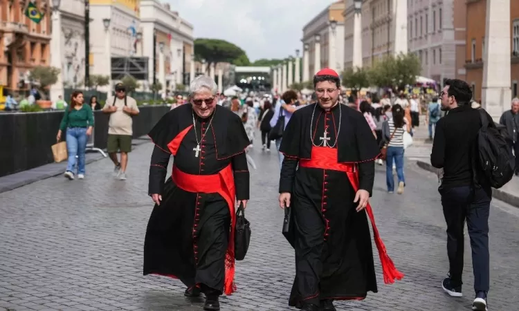 Cardeais que vão participar do conclave já estão em Roma para escolher o novo papa.