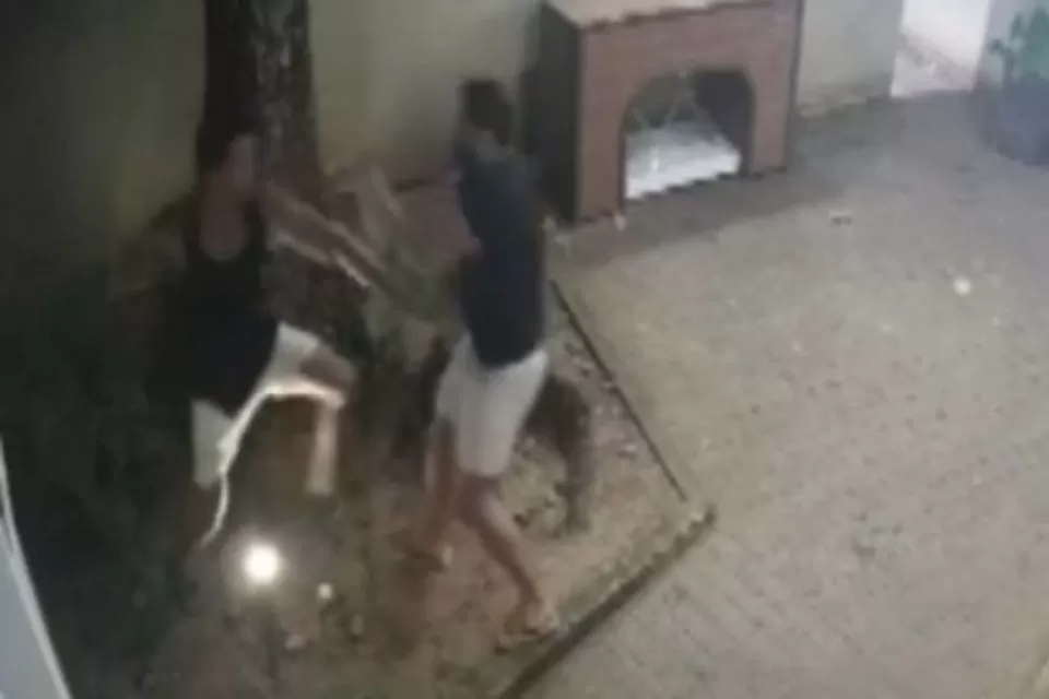 Vídeo mostra delegado atirando em morador de Fernando de Noronha durante briga.