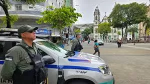 Recife: criminosos se passam por policiais civis e realizam sequestro em Boa Viagem.