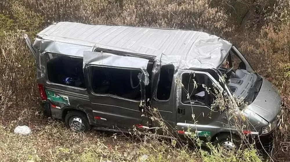 Acidente entre carro de integrante da banda Desejo de Menina e van deixa um morto e sete feridos.