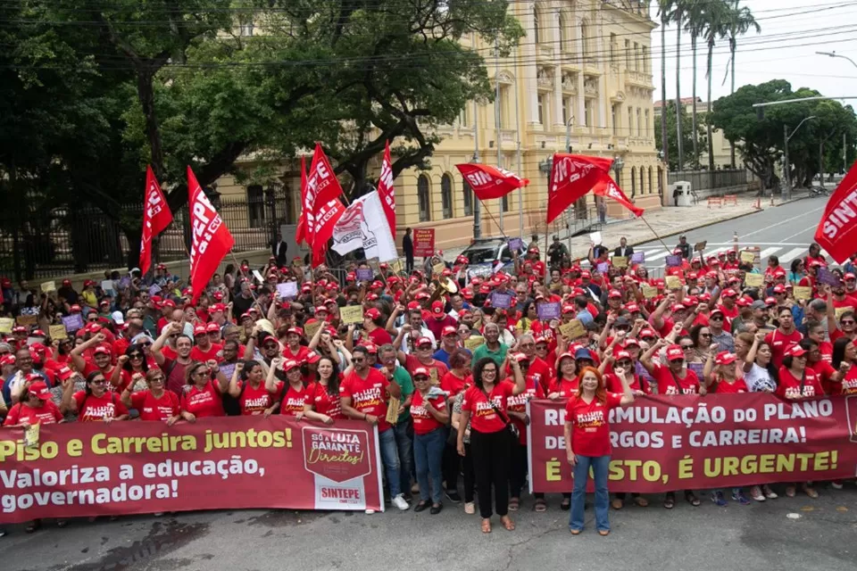 Professores do Recife decretam greve e dão prazo de 72 horas para prefeitura oferecer nova proposta.