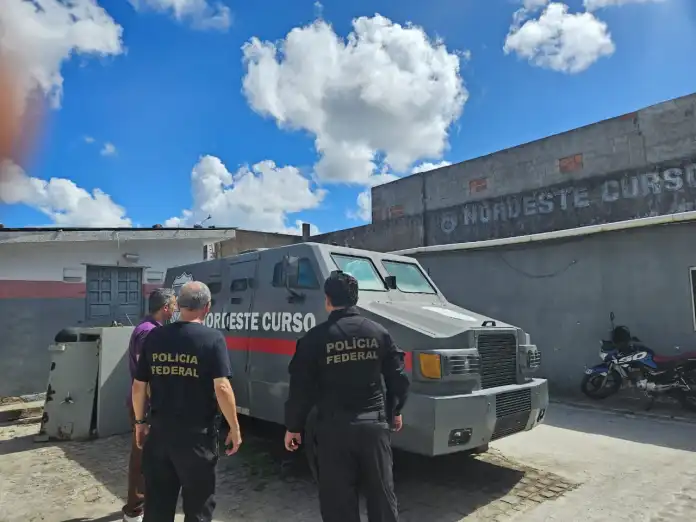 Polícia Federal fiscaliza escolas de formação de vigilantes em Pernambuco durante megaoperação nacional.