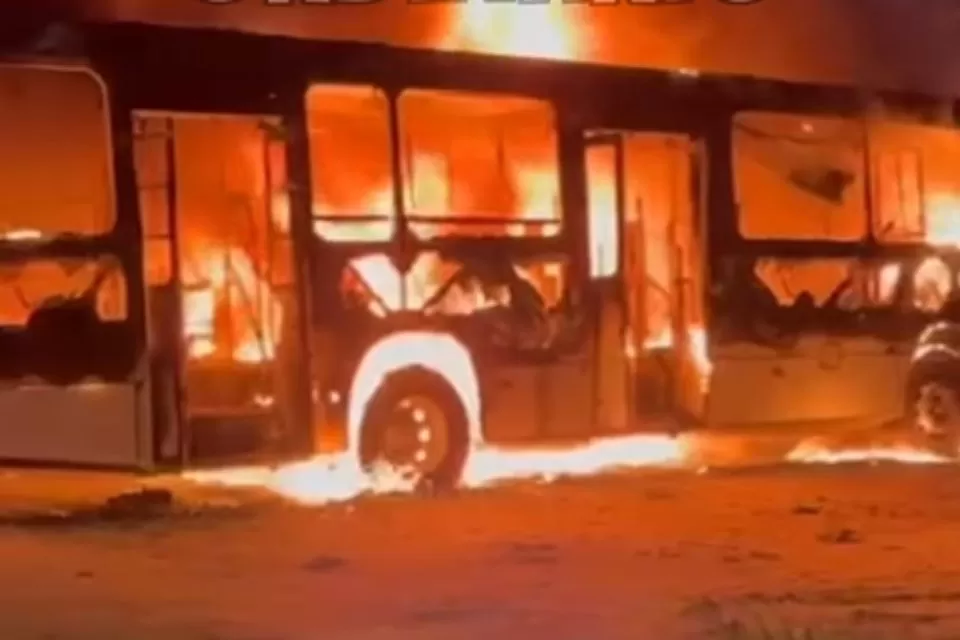 Ônibus é incendiado no terminal de Dois Carneiros.