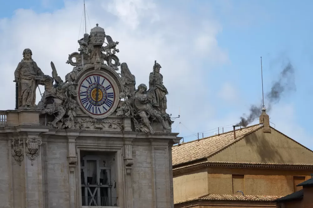 Nova fumaça preta no Vaticano adia escolha do novo papa.