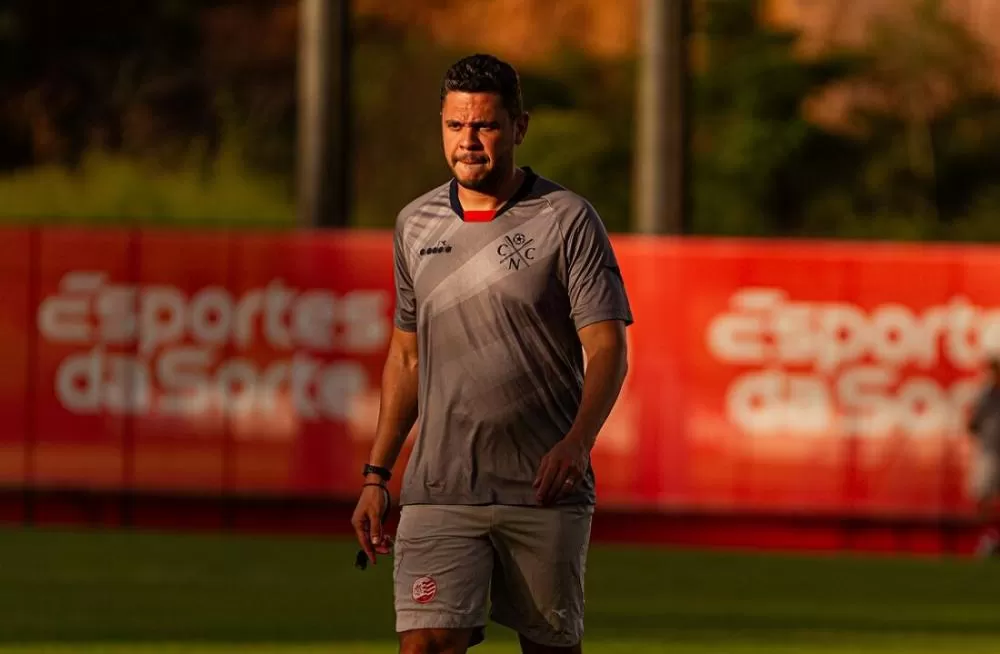 Náutico: auxiliar elogia Bruno Mezenga e defende postura da torcida: “cobra no momento certo”.