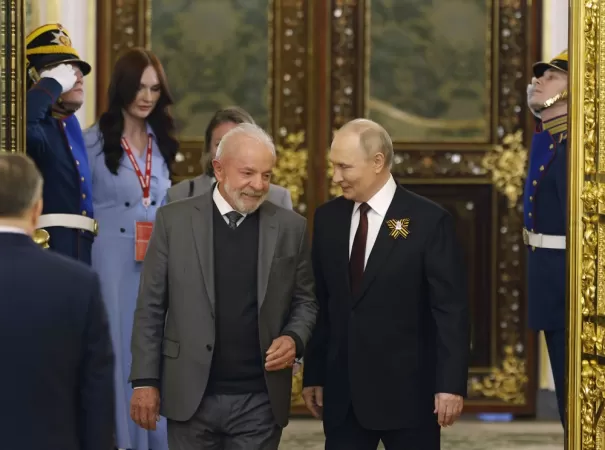 Lula se reúne com Putin, defende ‘parceria estratégica’ entre Brasil e Rússia e critica tarifas de Trump.