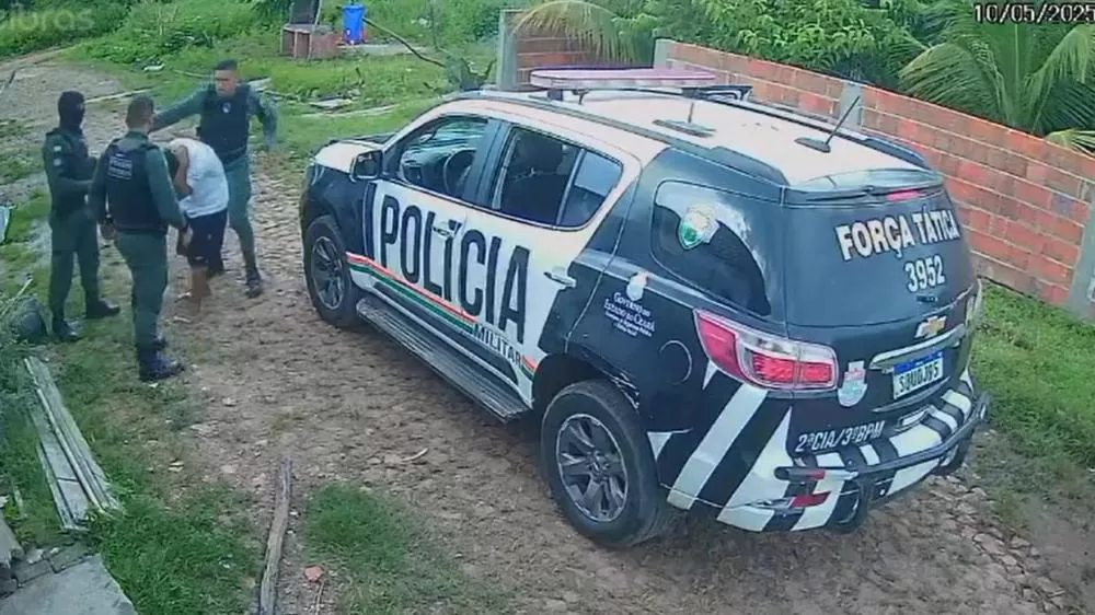 PMs são flagrados agredindo homem durante abordagem e quebram câmera que registrou a cena.