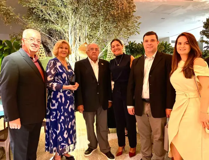 Prefeito de Gravatá marca presença em festa de 90 anos do Grupo JCPM e fortalece laços políticos.