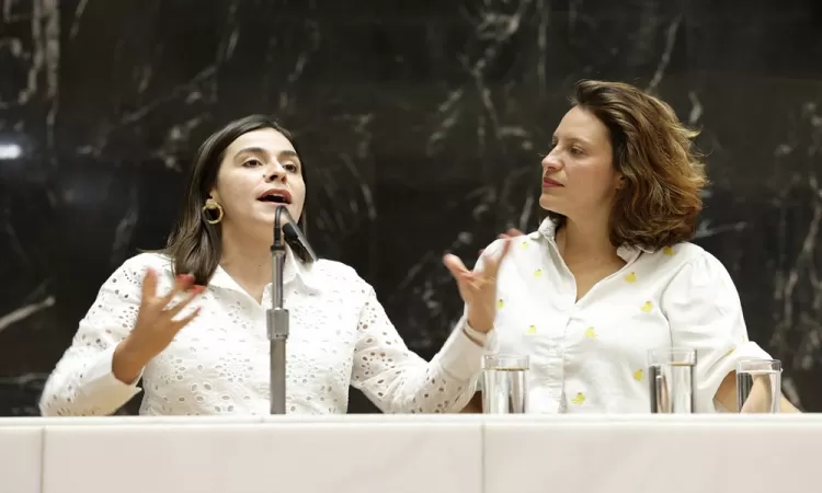 Homem é condenado a mais de 12 anos de prisão por ameaçar deputadas de morte e estupro.