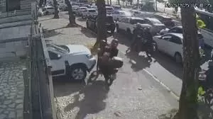 Recife: motociclista sobe calçada da av. Boa Viagem e é atingido por carro que saía de prédio