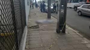 Homem é encontrado morto, no Centro do Recife; suspeita é de que estaria tentando roubar fios.