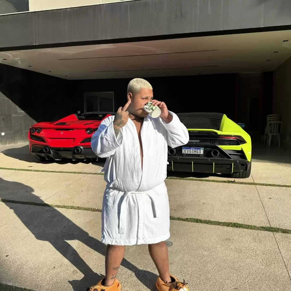 Justiça autoriza que cantor famoso volte a frequentar bares, pontos de venda de drogas e prostíbulos; entenda.