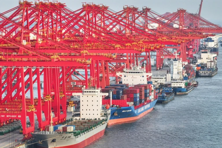 China e EUA suspendem tarifas em trégua temporária da guerra comercial.