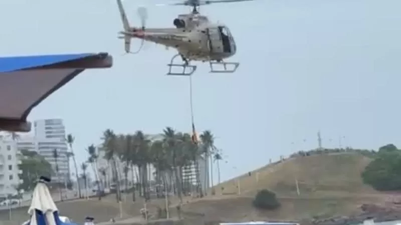 VÍDEO: Vítimas de afogamento são resgatadas por helicóptero do Graer na praia do Farol da Barra.