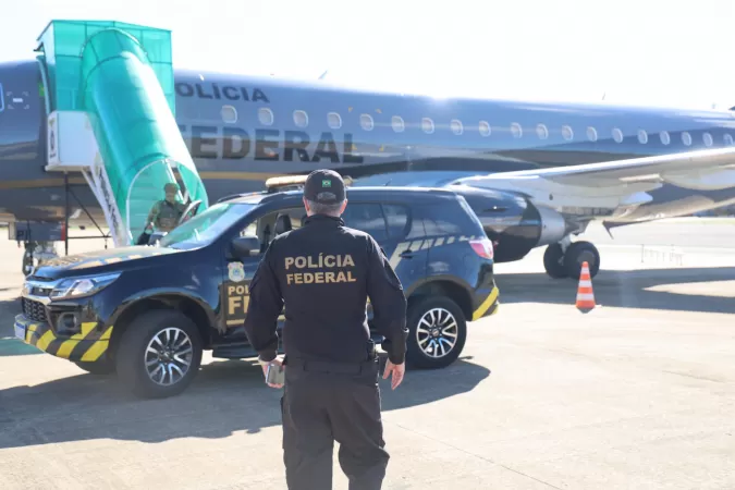 Líder do PCC é levado para presídio federal de segurança máxima após ser entregue à PF por autoridades bolivianas.