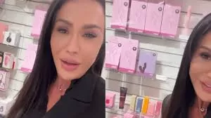 Gracyanne Barbosa visita sex shop e brinca: ‘Me mimei’.