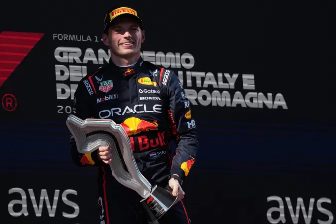 Norris supera Piastri O britânico Lewis Hamilton, que largou em 12º no grid, terminou em quarto em sua primeira corrida pela Ferrari na Itália. Seu companheiro de equipe, o monegasco Charles Leclerc, fechou a prova em sexto. Entre esses dois pilotos da ‘Scuderia’ veio a Williams do tailandês Alexan