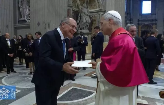 Alckmin se encontra com papa Leão XIV e entrega carta de Lula com convite para COP-30.