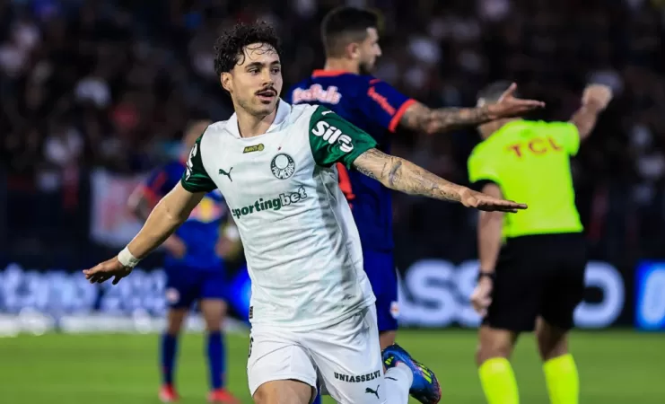 Palmeiras vira sobre Red Bull Bragantino e mantém liderança do Brasileirão.