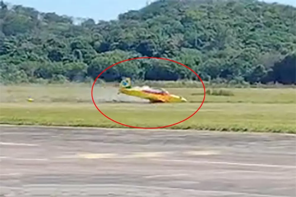 Avião se acidenta durante acrobacia no Rio de Janeiro, mas piloto sai ileso.