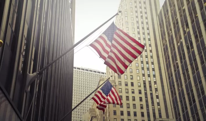 Rendimentos dos títulos do Tesouro dos EUA caem após Fed sinalizar apenas um corte de juros em 2025.