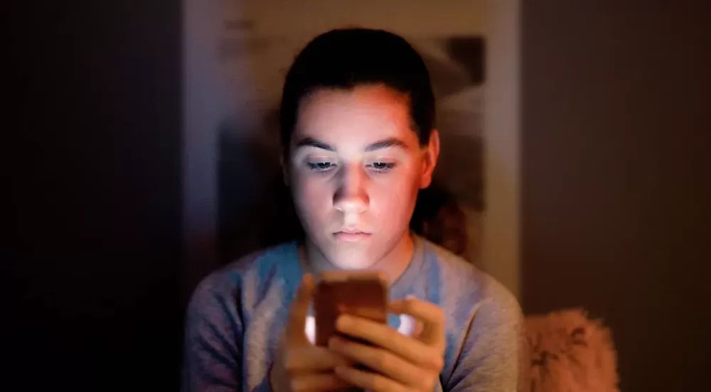 Hiperconexão na infância: “humanidade ficando mais burra”, alerta psicólogo.