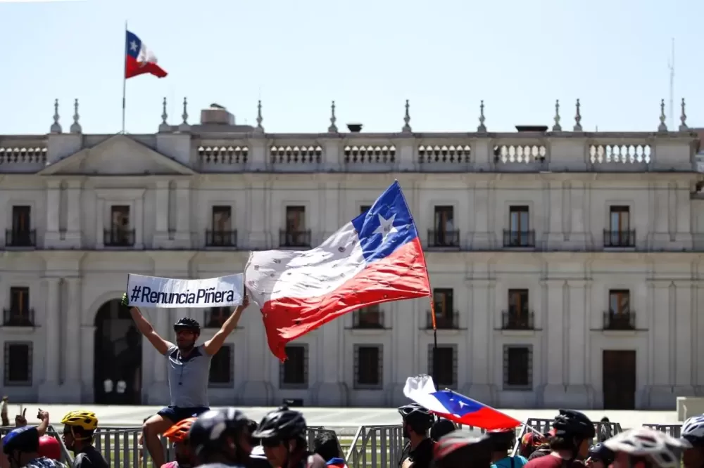 Autoridades chilenas descartam perigo por cheiro de gás no centro da capital.