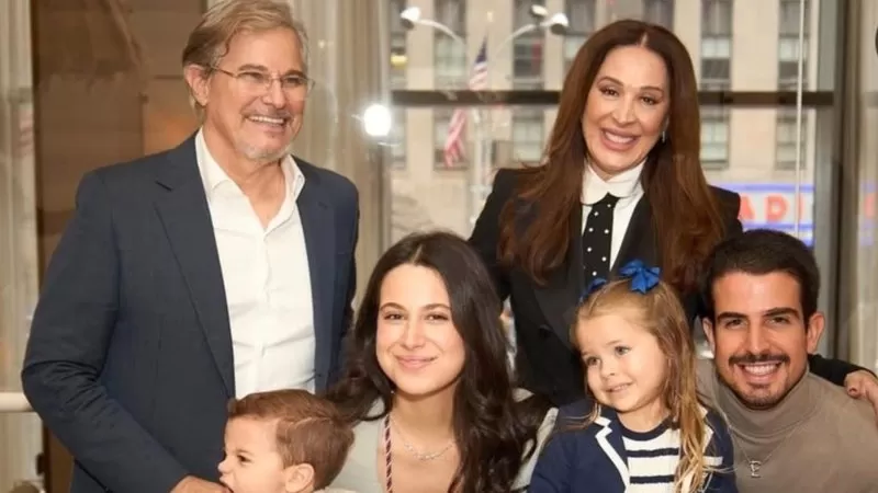 Claudia Raia e Edson Celulari juntam suas famílias em comemoração; veja.