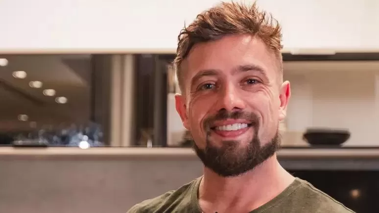 Galã? Ator Rafael Cardoso surge irreconhecível e assusta internautas após harmonização facial; veja como ficou.